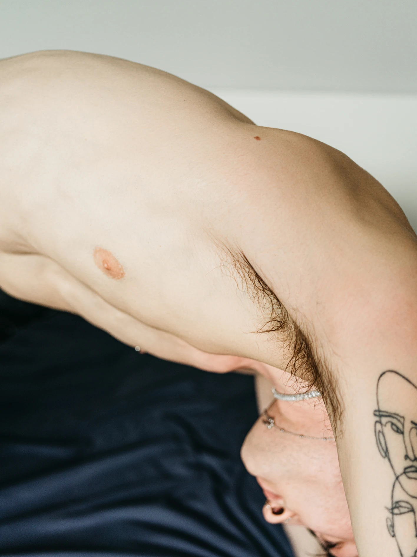 Gleichberechtigung, Selbstbestimmung, Lebensentscheidungen, Menschenrechte, Grundrechte, Unabhängigkeit, Gesellschaftsnormen, Porträtserie, Respekt, Vielfalt, Individuelle Entscheidungen, Lebensphilosophien, Lebenswelten, Transgender Rights, Intersex Awareness, LGBTIQ Rights, Gender Vielfalt, queer, Trans Visibility, Nonbinary, Non-binary, Gender Equality, Sexuelle Vielfalt, Identität, Genderidentity, Community Support, Respect My Identity, Queer Voices