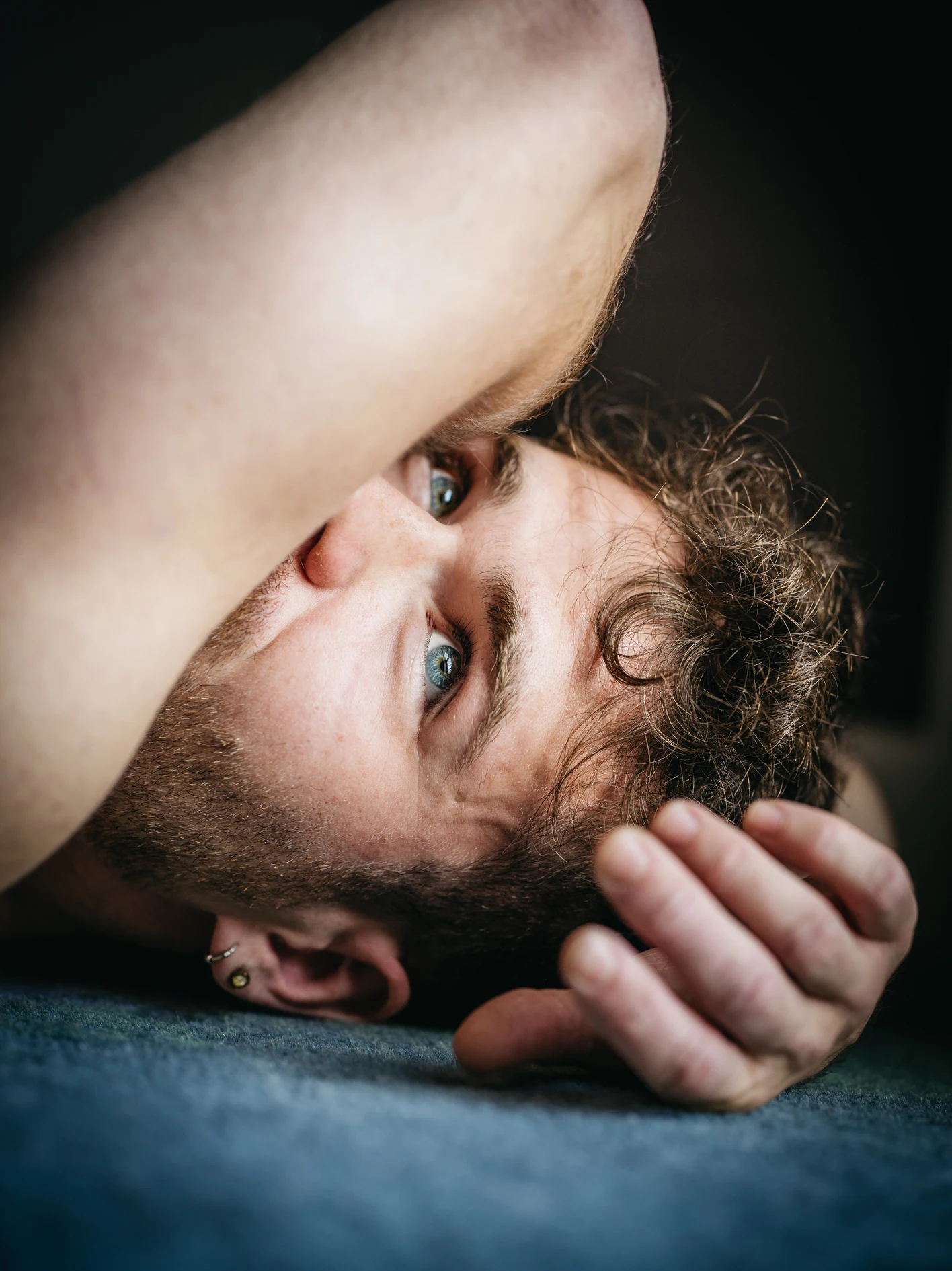 Gleichberechtigung, Selbstbestimmung, Lebensentscheidungen, Menschenrechte, Grundrechte, Unabhängigkeit, Gesellschaftsnormen, Porträtserie, Respekt, Vielfalt, Individuelle Entscheidungen, Lebensphilosophien, Lebenswelten, Transgender Rights, Intersex Awareness, LGBTIQ Rights, Gender Vielfalt, queer, Trans Visibility, Nonbinary, Non-binary, Gender Equality, Sexuelle Vielfalt, Identität, Genderidentity, Community Support, Respect My Identity, Queer Voices