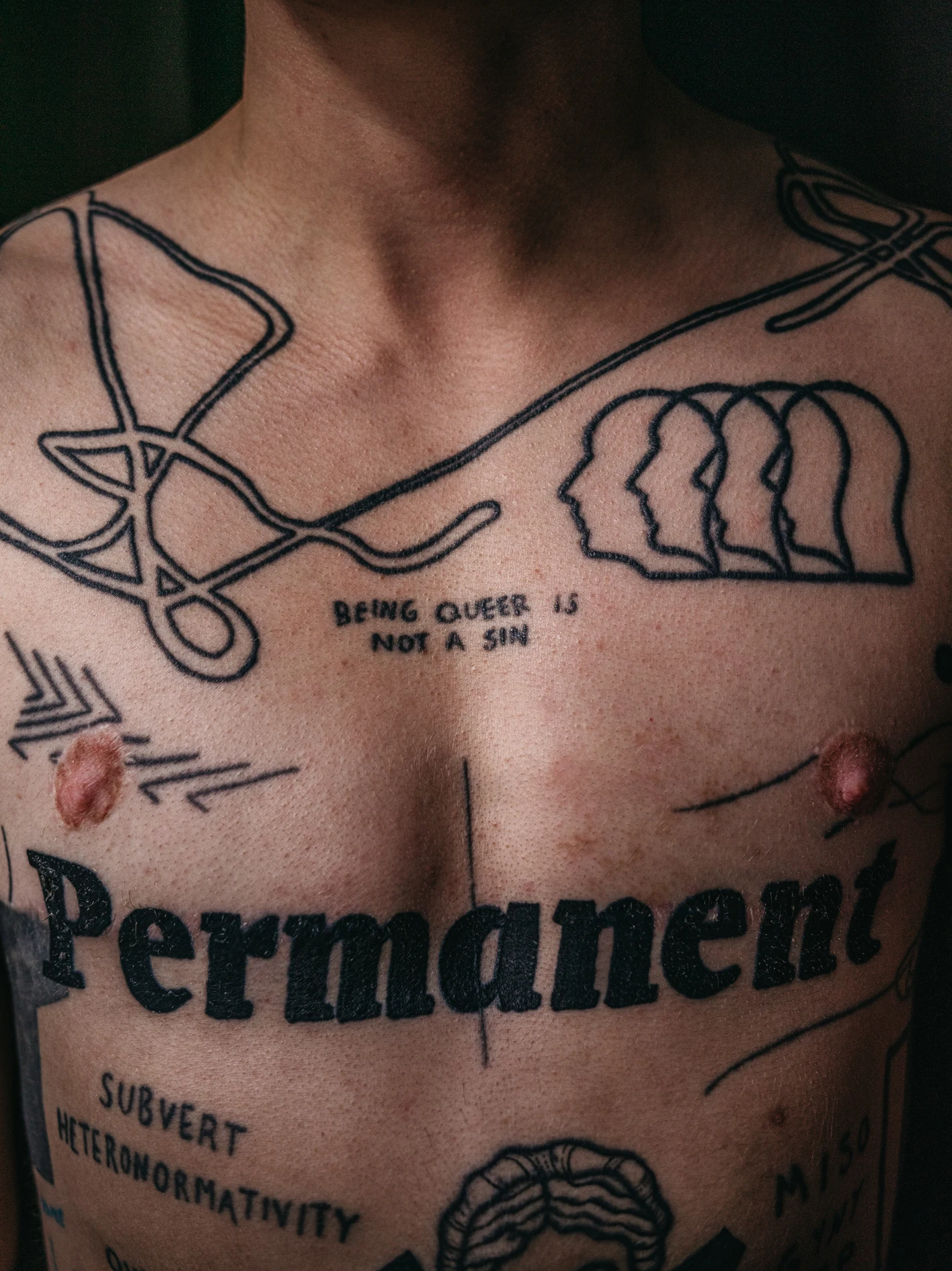 Gleichberechtigung, Selbstbestimmung, Lebensentscheidungen, Menschenrechte, Grundrechte, Unabhängigkeit, Gesellschaftsnormen, Porträtserie, Respekt, Vielfalt, Individuelle Entscheidungen, Lebensphilosophien, Lebenswelten, Transgender Rights, Intersex Awareness, LGBTIQ Rights, Gender Vielfalt, queer, Trans Visibility, Nonbinary, Non-binary, Gender Equality, Sexuelle Vielfalt, Identität, Genderidentity, Community Support, Respect My Identity, Queer Voices